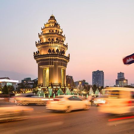 Aurea Central Hotel Phnom Penh Exterior photo